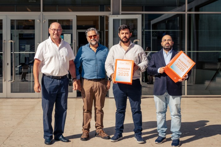 Hélder Sousa Silva, candidato do PSD à Câmara Municipal de Almada, Pedro Roque, André Salvado e Paulo Colaço seguram as pastas de arquivo do processo de candidatura entregue em tribunal.